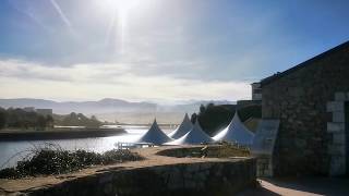 España. Cantabria. San Vicente de la Barquera con bajamar y con pleamar en Diciembre.