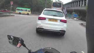 車CAM直擊 - 呢位Benz司機，迴旋處又唔識出，燈又唔識打，你係咪唔記得掛個P牌呀？