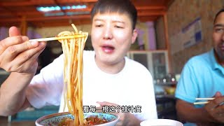 新疆伊犁特色美食“鬼肉拌面”，汤汁浓郁肉比面多，20年只做拌面