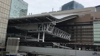 今朝の大阪駅前バスターミナル、混んだバスに乗りたくなーい(^^;;