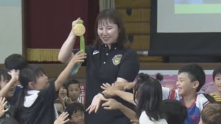 女子レスリングの金メダリスト・土性沙羅さんが母校で出前授業　4月から勤務する松阪市の「スポーツのチカラ プロジェクト」 市職員として後輩に夢の大切さ語る