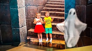 Diana and Roma play at the 3D Art in Paradise MUSEUM