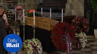 Fans queue to say last goodbye to racing legend Lauda in Vienna