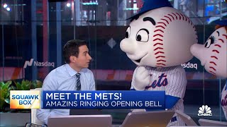 Meet the Mets! Mr. and Mrs. Met crash the set