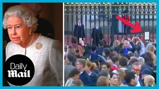 Queen Elizabeth death: Notice of the Queen's death is taken down at Buckingham Palace