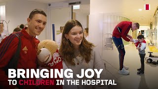 Ajax players give kids an unforgettable day 🏥♥️ | 'Their smiles make us happy!' 🧸