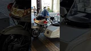 サイドカーを二人がかりで手押しする白バイ隊員🚨👮‍♂👮‍♀、ホンダGL1500、埼玉県警察、運転手は女性👩でした。