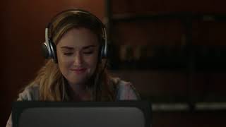 Ashley Johnson listens to headphones in Blindspot s V ep II