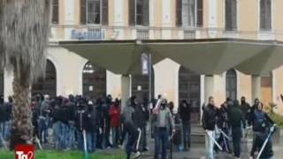 Duri scontri tra gli ultras del Cagliari e della Torres alla stazione di Sassari il 25 marzo 2017