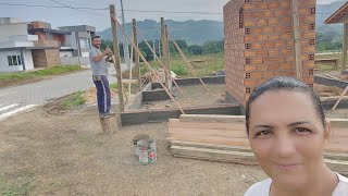 Colocando os pé direito na casa de madeira #casalnaobra #casasprefabricadas #mulhernaobra #home #rs