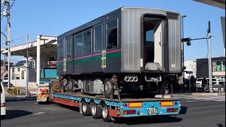 【306F  日暮里方中間車両（２号車） 廃車陸送】都営日暮里・舎人ライナー300形306編成の306-2号車が大森運送のトレーラーに載せられて舎人公園付近の交差点を右折！（2025.1.29）