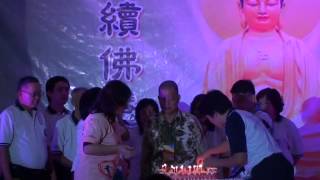 31-5-2013保佛佛教会 理事們在忙佛教会成立25周年切蛋糕儀式準備。