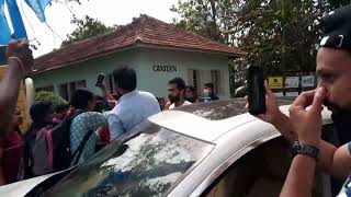 കാറിൽ പോയ  Dr ne റോഡിൽ തടഞ്ഞു കുട്ടികൾ