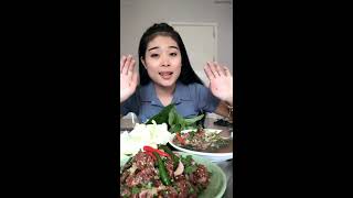 ก้อยขมเนื้อ , แกงอ่อมเนื้อ , ข้าวเหนียวร้อนๆคะ |Eating spicy bitter raw beef salad and beef soup