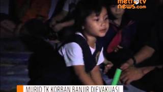 Murid TK dan Guru Terjebak Banjir Dievakuasi