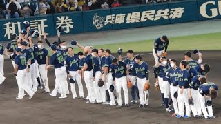 挨拶するヤクルトナインに拍手を送る阪神ファン