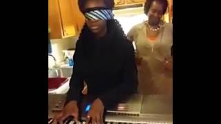 Talented girl sings Adele "hello"(Spanish) while playing keyboard BACKWARDS!