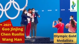 2021 Olympics -  Guo Jingjing, Chen Ruolin  Shi Tingmao taking pictures with Wang Han Gold Medalist