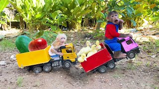 Bu Bu pulls a truck to take baby monkey su and ducklings out