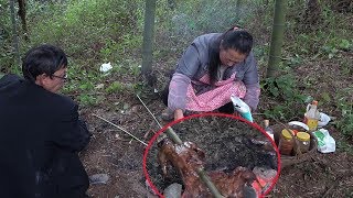 王幺爷嘴馋，带着黄小妹山里烤野味，夫妻俩一人一只拿着就开啃【我是黄小妹】