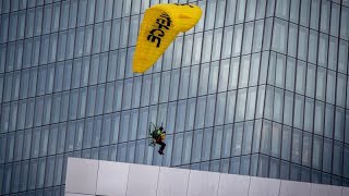 Greenpeace aterra de paraquedas no Banco Central Europeu