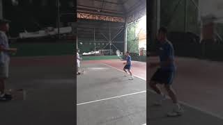 Tutorial pukulan backhand dalam permainan tenis lapangan.