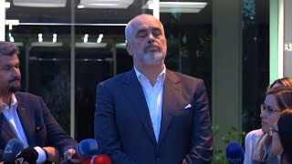 “Është natë e mirë”/ Edi Rama ndërpret prononcimin për gazetarët sapo dëgjon thirrjen e ezanit