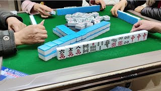 红中麻将，赌神再战小姐姐，三红中在手，自摸还可以那里走呀