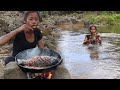 Survival skills: Catch fish in river and Cooking fish tasty recipe for eating delicious