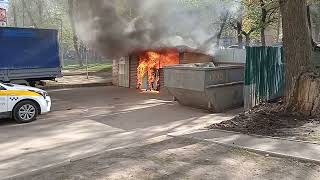 пожар на мусорной зоне во дворе дома