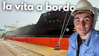 lavorare su una nave mercantile
