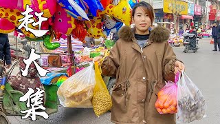 【农家的小勇】小勇夫妻俩赶集，买点水果、蔬菜，逛完吃羊汤，大肉片太厚实了