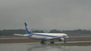 ANA 全日空 Boeing 777-300 Take off 広島空港