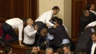 Pelea masiva en el parlamento de Ucrania