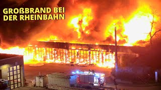 [GROßBRAND MIT EXPLOSIONEN IN DÜSSELDORF] - Halle mit 38 Bussen der Rheinbahn in Vollbrand -