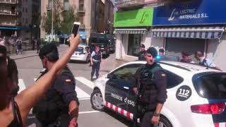 El moment de la detenció d'un dels sospitosos al carrer del Pont d'Olot, a Ripoll