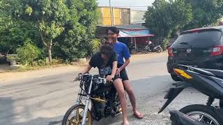 Di balik Indri Safitri dan Febri Naik motor Balap,