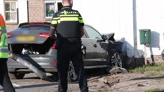 Auto botst tegen woning in Geeuwenbrug