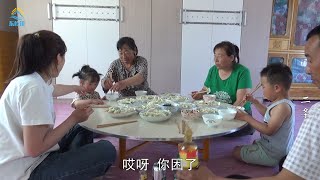 1153 实拍真实的东北农村生活 隔三岔五就来顿饺子 炕上一大桌随便吃