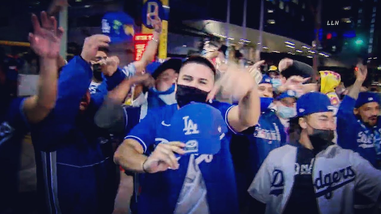 Downtown Dodgers Fans Celebrate - YouTube