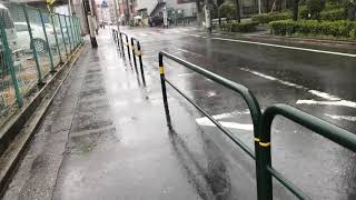 強い雨の足立区を歩く