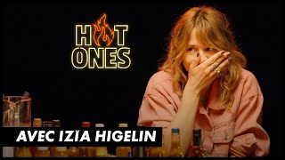 HOT ONES : Izïa Higelin prend des bouchées d'un autre monde