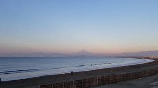 ２０２１年１月２２日（金）／江ノ島～鵠沼海岸～富士山： 晴れてます。 風はやや強めで波はほとんどありません。