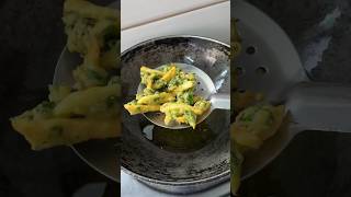 famous Palak Batata Bhaji ￼ recipe in Marathi बघा कशा बनतात फेमस पालक बटाटा भजी #khakikha