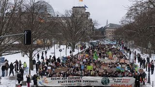 Germania, decine di migliaia in piazza per il clima in vista delle elezioni