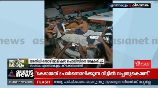 കിഴക്കമ്പലത്ത് തല്ലിത്തകര്‍ത്ത പൊലീസ് വാഹനത്തിന് മുകളില്‍ കയറി തൊഴിലാളികള്‍