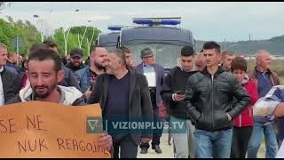 Trau në Divjakë/ Qytetarët sërish në protestë, përplasen me policinë - Vizion Plus