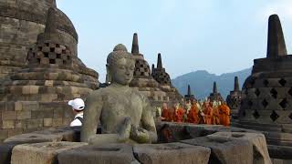 nirwana puncak stupa candi borobudur || biksu thudong jalani pradaksina