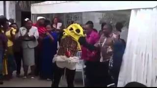 Nyusi mostrando que é mesmo Makonde, Mapiko.