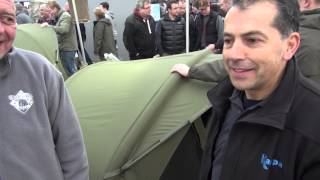 LEE 'JACKO' JACKSON AND MARK LAWLESS OF KAMPA DEMO THE AIRFRAME BIVVY